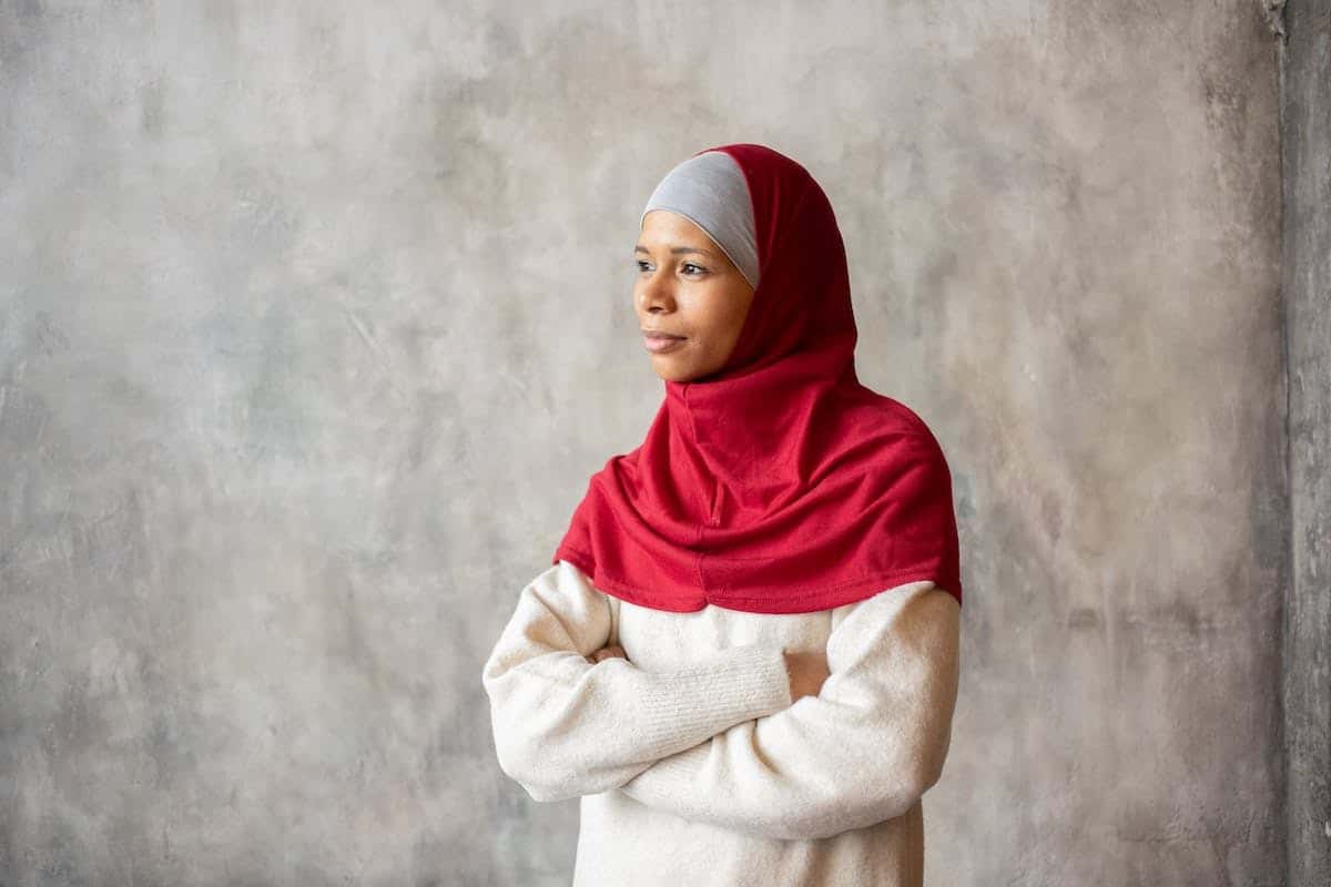 Девушка в Красном мусульманском платке стоковое фото. Мусульмане в интернете
