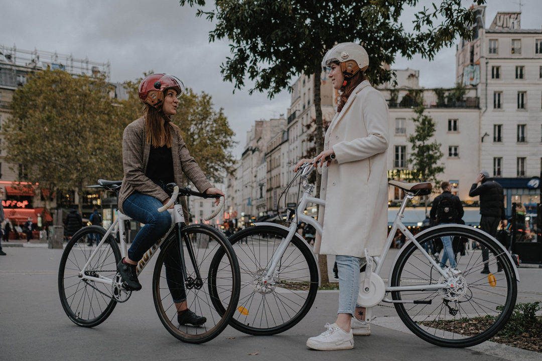 Deux cyclistes en ville