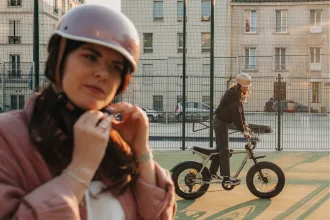 Une femme qui met un casque de vélo