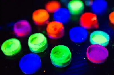 Peinture fluo vs peinture phosphorescente : quelles sont les différences ?