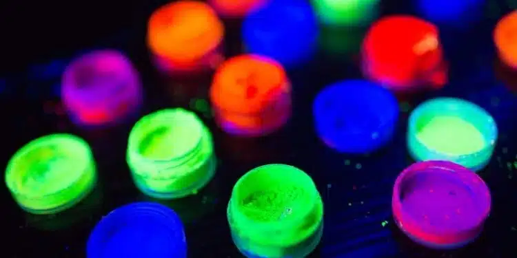 Peinture fluo vs peinture phosphorescente : quelles sont les différences ?