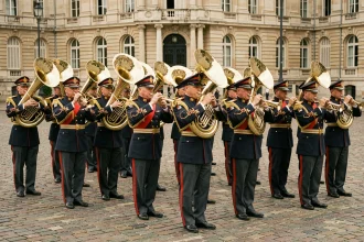 Fanfare militaire française en uniformes d'apparat jouant lors d'une cérémonie officielle sur un esplanade pavée