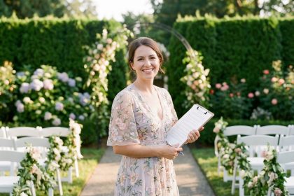 Femme souriante en robe pastel lors d'un mariage en extérieur